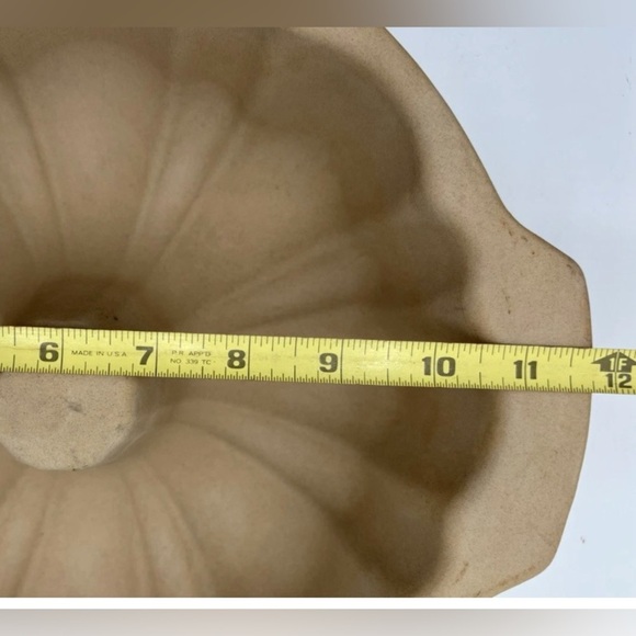 Pampered Chef stoneware Cream Bundt Cake Pan/ discontinued item - Picture 5 of 5